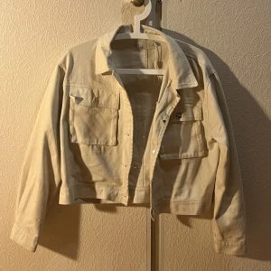 Vit/Beige jeansjacka  - Säljer min jeansjacka köpt på Nelly för 80 kr. Den är i storlek 38 och är lite oversize i modellen. Bra skick! Betalning sker via Swish 