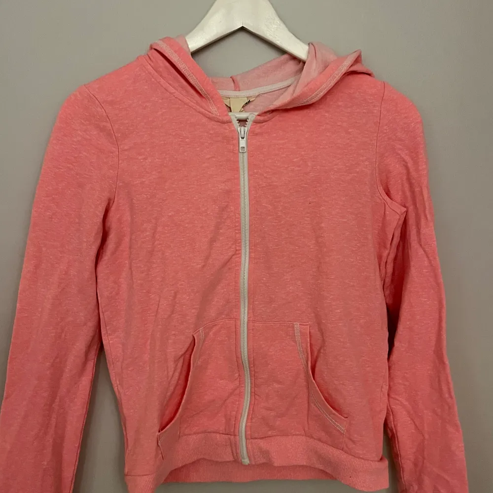 Säljer denna rosa zip hoodie, från h&m i st 158-164💕  Tycker den är supersnygg och skön men används aldrig💕. Tröjor & Koftor.
