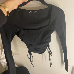 Svart zara topp - Svart zara topp men snörnings detalj på sidorna. Storlek s men sitter mer som xs eller xxs 🖤