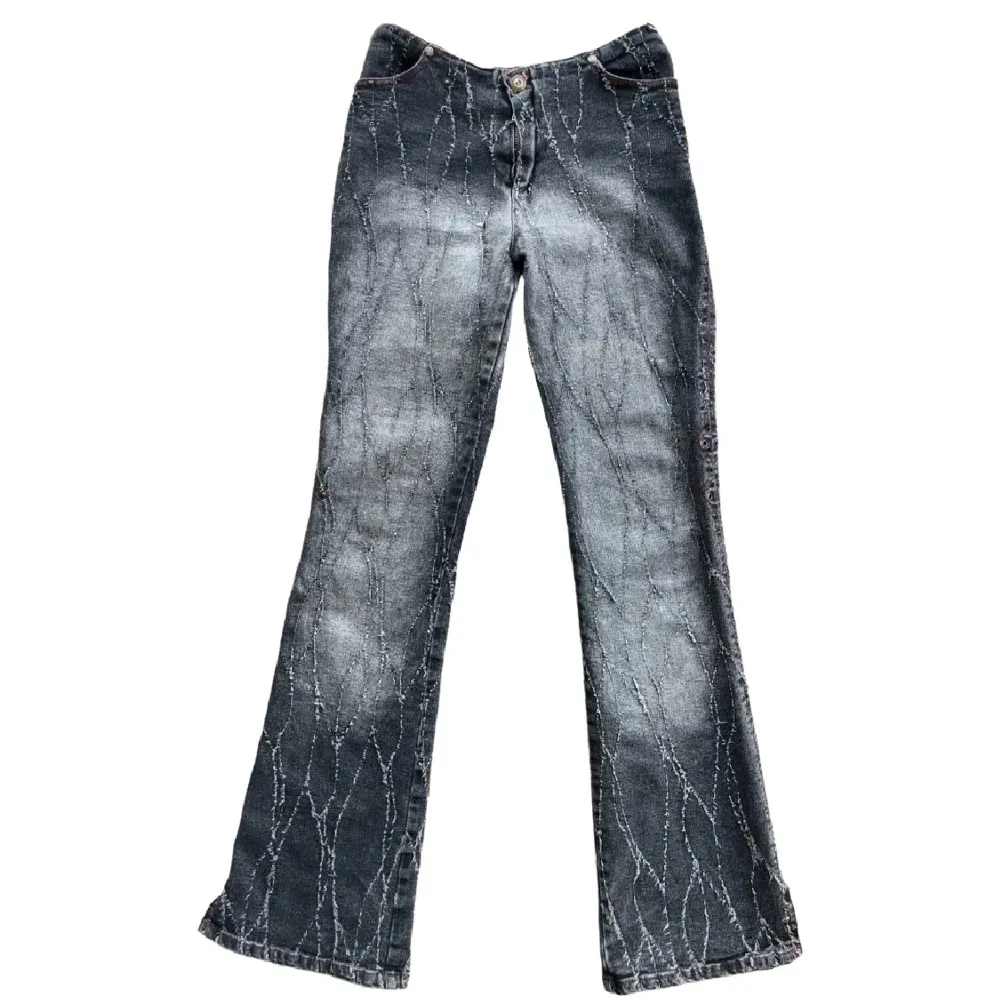 Sjukt snygga detaljerade lagmidjade jeans fran 90-talet» Unik design med röda kontrastsömmar och öljetter längst benen mm. Perfekt skick! MÄTT/| Midia-70cm Innerbensmatt-84cm . Jeans & Byxor.