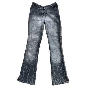 Sjukt snygga detaljerade lagmidjade jeans fran 90-talet» Unik design med röda kontrastsömmar och öljetter längst benen mm. Perfekt skick! MÄTT/| Midia-70cm Innerbensmatt-84cm 
