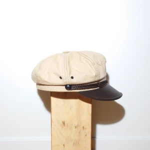 Sterkowski Vintage Harley Style - Bra tillverkad hat från företaget Sterkowski. Extra hemmagjort ilägg tillkommer om den skulle vara för stor.