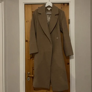 Beige höst/vinterkappa - Höst/vinterkappa i ull-liknande material. Från H&M, superfint skick!