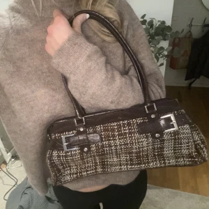 Vintage väska - En brun väska i jättebra skick! Jättefina detaljer. Skriv för fler bilder på den!