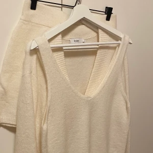 Stylein set - Ett vitt/offwhite set från stylein med ett par shorts, ett linne och en kofta. Allt är använt en eller två gånger men i nyskick!  Tyget är supermjukt och behagligt att bära. Jag har betalt ca 4400 totalt, jag säljer det helst som ett paket men kan även tänka mig att skicka en och en 🥰 Jag skickar gärna fler bilder i DM! 