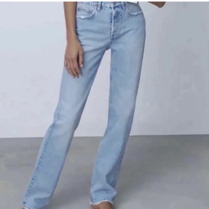 Zara jeans - Säljer mina zara jeans i modellen mid rise straight leg i den ljusblåa färgen. Köpta här på plick men de var tyvärr för stora för mig. Mycket bra skick❄️pris går att diskutera!! ❗️kan tänka mig att byta med ngn som har jeansen i storlek 36❗️