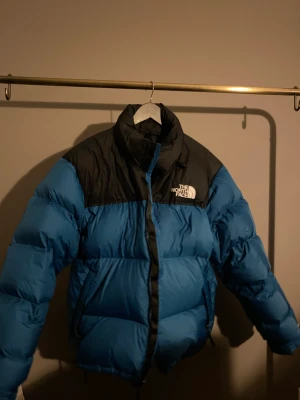 The North face jacka - Säljer min blå North Face jacka är inköpt nyss, alltså väldigt fint skick. Tycker den är liten för mig som är lång.   Den är väldigt skön och behaglig och är  storlek L  Frakt står köpare för  Ingen prutning.