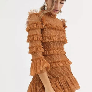 By Malina carmaine dress Bronze Xs - Säljer min fina by malina klänning i storlek xs. Bara använd vid ett tillfälle. Nypris 2500, mitt pris 1200. Kan tänka mig gå ner i pris vid snabb affär.