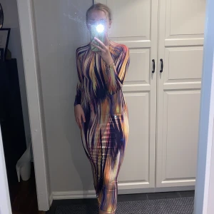 Färgglad festklänning <3 - Oanvänd, i storlek M. Stretchig & formar kroppen. Öppen rygg. Perfekt till fester & nyår! 