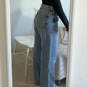 Loose straight jeans  - Snygga blå jeans i bra skick från bershka. Köpta förra året, använda max 2 gånger. Frakt ingår i priset!