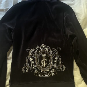Juicy couture  - Säljer denna mörkblåa juicy couture zip up hoodien i en av de äldre modellerna. Använd men fortfarande fint skick ❤️