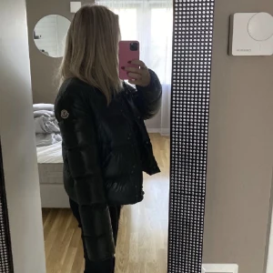 Moncler Jacka - Säljer nu min älskade moncler jacka då jag har köpt en ny så den kommer ej till användning❤️ Skriv privat för fler bilder, och köparen står för frakt💖 Nypris: 8000kr