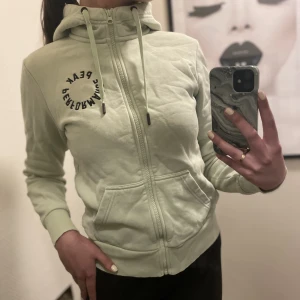 Peak performance hoodie storlek M - Ljusgrön Peak Performance hoodie i storlek M. Bra skick! Köpare står för frakt 🤍