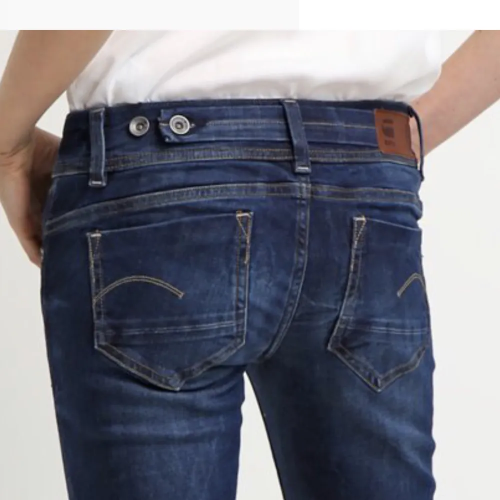 Säljer mina lågmidjade jeans som är från märket g-star!! Köpte för ca 1000kr men säljer nu för 280💗💗Dom har w30 men dom går att göra mindre genom en knapp som sitter på baksidag (se bild 3)😊 Dom är långa i benen (ca87cm innerben)💖💖. Jeans & Byxor.