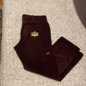 Butter machester byxor strl 34 - Snygga baggy Manchester byxor från Butter. Passar super bra, har vanligtvis 32/32, säljer för att de inte kommer tillanvöndning. Lite trasiga vid snörningen men det är enda skadan ja hittar.