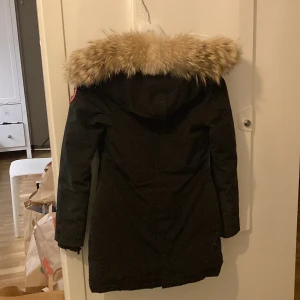 Canadagoose victoria parka| storlek xxs svart - Säljer min fina canadgoose som är i en storelk xxs. Eftersom den är i en mindre storlek får den en jätte fin passform runt kroppen. Den har en jätte fin ljus päls som ger en riktig vinter vibe, den är även avtagbar. Jackan är i gott skick ☺️