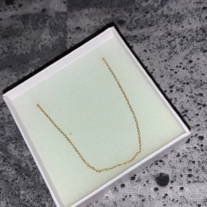 18k guld halsband  - Ett 18k guldhalsband, köpt för 5 500, säljer för 2 000 kr, möts upp i Stockholm vid överlämning!! Använt halsbandet 2 gånger och fick det för 1 o 1/5 år sedan ❤️