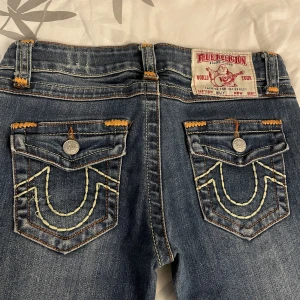 True religion jeans - Jättesnygga true religion jeans i strl 25, men lite små i storleken. Jag köpte dom på Sellpy men har själv aldrig använt dom. Jeansen är i jättefint skick och är i modellen skinny. Köparen står för frakt.