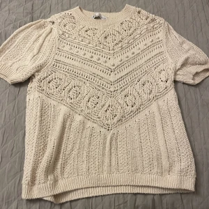Zara stickad och hålmönstrad tröja - Säljer min stickade tröja från zara i storlek S 😋🙌🏽💕