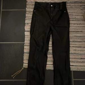 Svarta läderbyxor med sömmar bakpå benen (sista bilden). Midrise, Gina tricot 