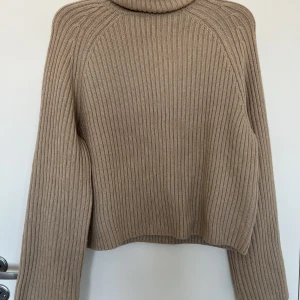 Vinter tjöja  - Vinter tröja från HM med låga armar. Använd en gång. 