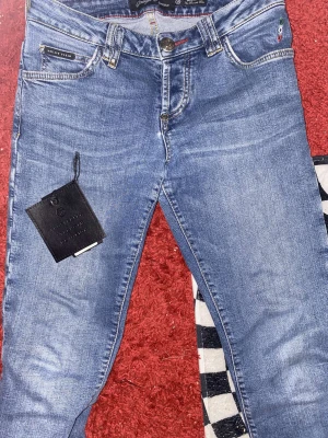 Philip plein jeans - Fick födelsedagspresent. De är för små men använda bara en gång. Pris kan diskuteras. Väldigt efterfrågad vara så passa på och fixa bra pris. Strl 29. Jag sköter frakten.