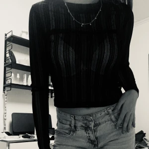 Festtopp - Säljer denna sjukt snygga festtopp från bikbok då den inte kommer till användning. Använd Max 1 gång, perfekt till nyår (rekommenderar dock att ha en svart BH under vilket jag inte hade på bilden)🌟obs, den går ej att köpa längre,köp direkt för 190kr+frakt