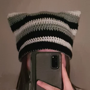 cat beanie - Virkad cat beanie i svart, vitt och grön/turkos. Väldigt mysig och passar de flesta!