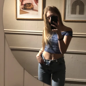 Topp - Blommig topp från Hollister i strl Xs/s. 50kr+frakt