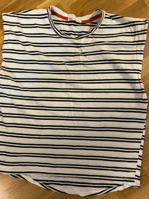 Randig tröja  - En randig tröja med färgen vit och svart. Använd fåtal gånger. Funkar både för utomhus och inomhus. Säljer pågrund av det är inte min stil längre. Även köpt från zara. Storlek S men funkar till M också❤️❤️