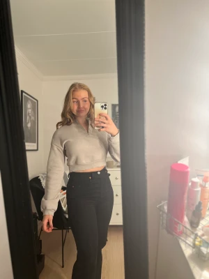 Beige tröja NLY TREND - Beige tröja från NLY TREND. Storlek XS. Använd fåtal gånger. Mjukt och skönt material inuti. Köparen står för fraktkostnaden!