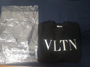 Valentino tröja helt ny storlek M  - Den är helt ny inte använde fick den av min pappa men är en storlek L så jag seljer den för ett bra pris