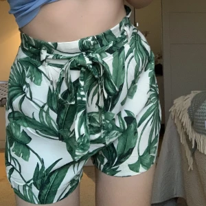Mönstrade shorts från H&M - Tunna somriga shorts i bra skick.