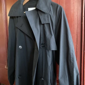 Svart trench coat  - Från zara, helt ny, jättefint skick! Frakt tillkommer❤️