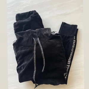 mjukis set  - jätte skön mjukis set som jag har använd flers gånger ff i bra skick men finns lite lim på huvtröjan som inte går att ta bort 
