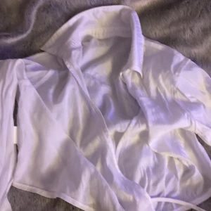 😍😍  - Suger fin skjorta som man kan ha när man ska ut på fest eller middag.