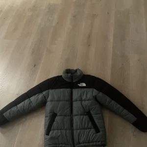The North Face jacka - Varm och skön vinterjacka från The North  Face i storleken S. Använd en vinter och har ett litet hål på baksidan(bild 3). I övrigt bra skick. Frakt betalar köparen. 