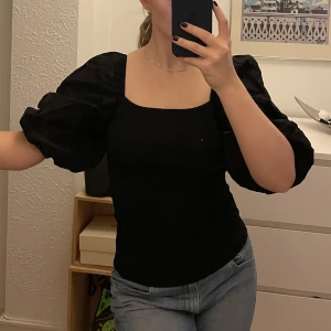 Tight tröja med puffärmar - Tröja från Arket som bara använts vid ett tillfälle. Stora frasiga ärmar!