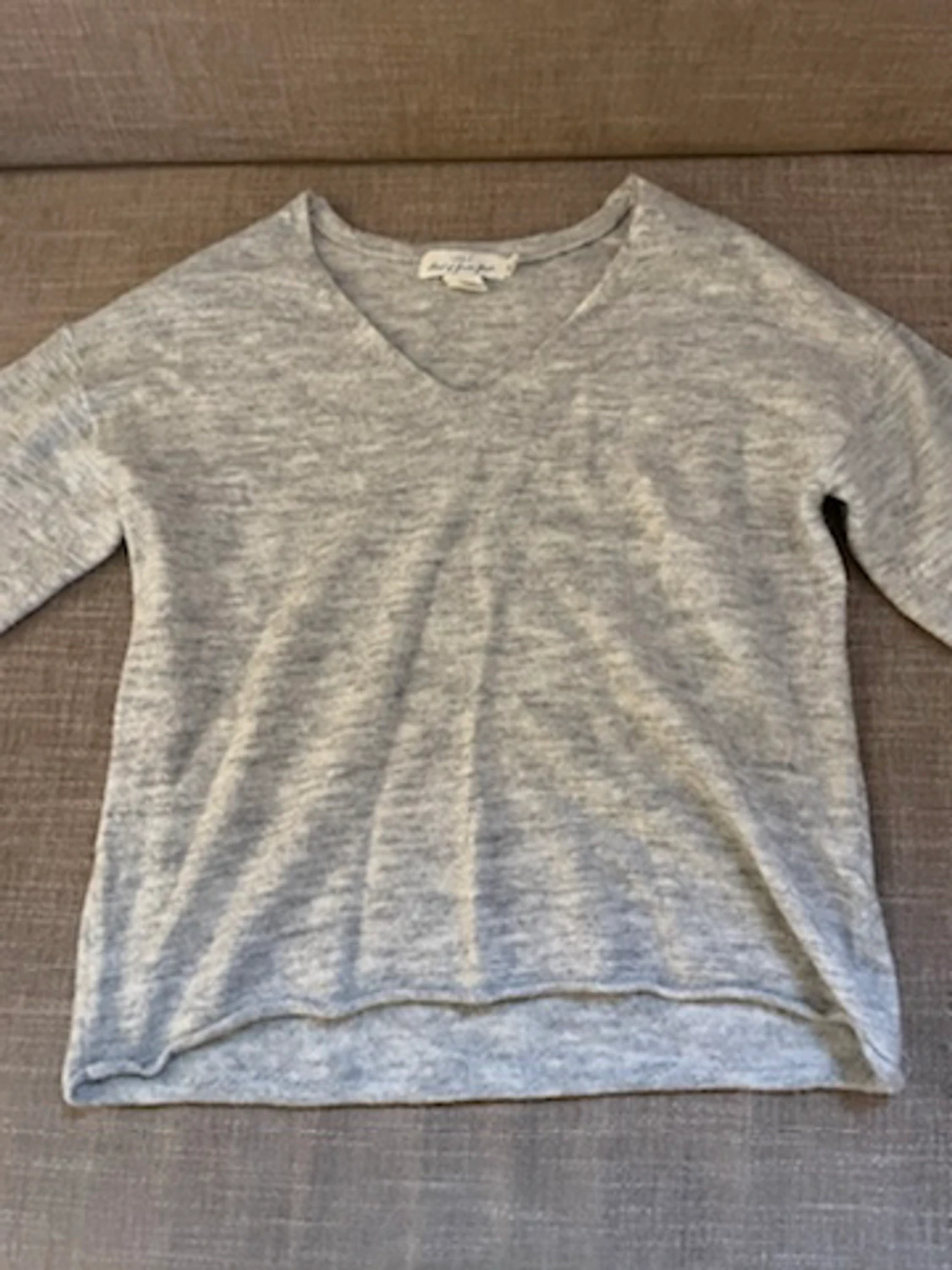 v ringad grå stickad tröja