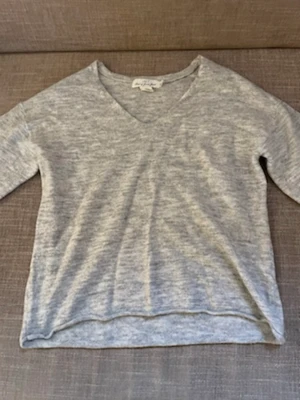 v ringad grå stickad tröja - säljer denna gråa stickade tröja med v-ringning ifrån hm! köptes för mer än ett år sen och kommer inte till användning! betalde ca 100kr men säljer för 35kr+frakt! 🤍