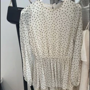 Prickig klänning- Gina tricot  - Mycket fin klänning i prickigt material. 