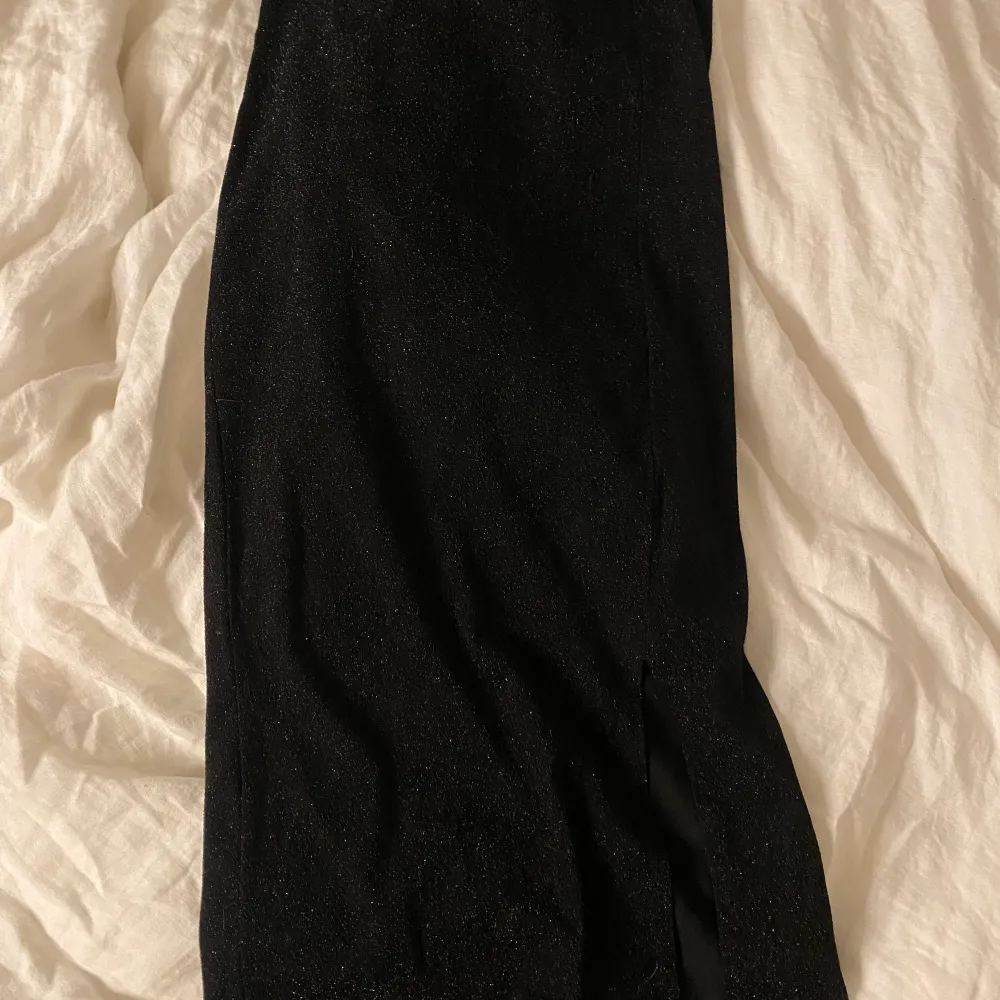 Säljer min oanvända glittriga långkjol från en butik i Köpenhamn. I verkligheten är den lika glittrig som första bilden men det var svårt att fånga upp i ljuset i spegeln💝 Köpt för 399kr säljer för 185kr ✨ One Size men skulle säga att den passar Xs-M då den är stretchig i midjan😁 . Hameet.