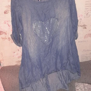 Jeans tunika - Aldrig använd, tunika i jeansimmitation. Står inget märke i den, skulle säga att det är en S/M men väldigt rymlig nertill. Tvättad men finns kanin i hemmet. Kan skickas eller mötas upp, köparen betalar frakt.