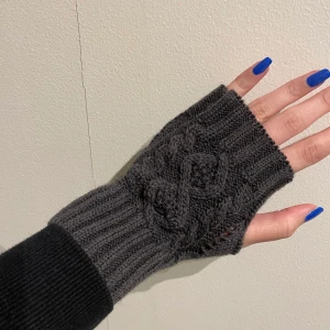 Säljer dessa torgvantar - Jätte fina torgvantar som är gråa. Ni betalar för frakten!