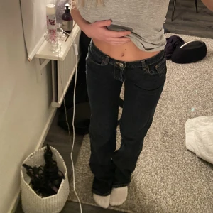 Lågmidjade zara jeans  - Säljer dessa Lågmidjade zara jeansen i storlek 36. Sitter som en smäck och om man är ute efter ett par perfekta Lågmidjade jeans är detta verkligen rätt. De är i en mörkblå, nästan svart färg. Andvända ca 2 gånger. Säljer för 299 kr. 