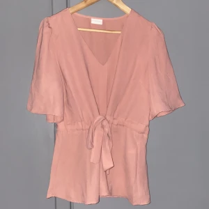 Blus - Fin blus med knytning vid midjan i Stl 40