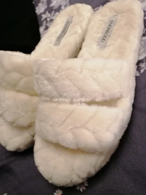 Nya fina tofflor st. 41 - Tofflor passar till de som har storlek från 39 till 41. Nya, fina och sköna. Grädde färg. 