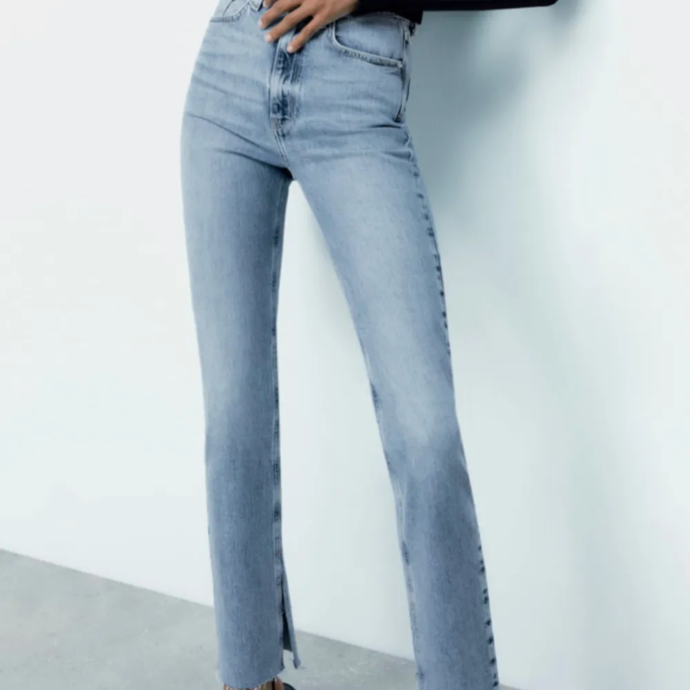 Säljer dessa as snygga blåa jeans från zara då dem inte kmr till användning, blåa med slits storlek 34 💕 Använda 1 gång, Nypris 399kr, säljer för 200. Jeans & Byxor.
