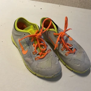 Nike skor - Fina Nike skor i härliga färger, grått/orange/gult! Lite skitiga men går att göra rent. Används fåtal gånger.  Köparen står för frakten. Jag visar bild när jag skickar paketet. Vid fler intressen av kläderna kan bud läggas