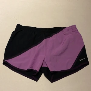 Nike short - oanvända  - Fina oanvända träningsshorts från Nike. Liten ficka bak.    Köparen står för frakten. Jag ansvarar inte för postens hantering. Jag visar bild på när jag skickar paketet. Vid fler intressen av objekt kan bud över begärt ingångspris läggas.